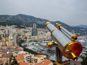 Télescope offrant une vue imprenable sur la Principauté de Monaco.