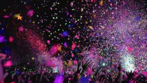 Confettis colorés lancés lors d'un événement.