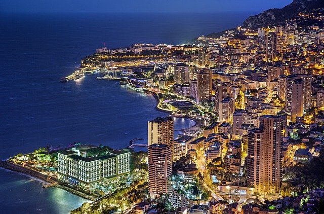 Photographie de la ville de Monaco la nuit.
